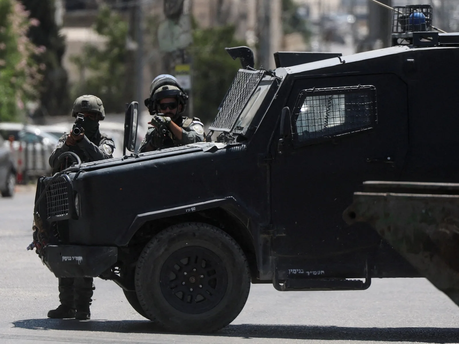 Les forces israéliennes tuent un Palestinien et retiennent son corps près de Nablus