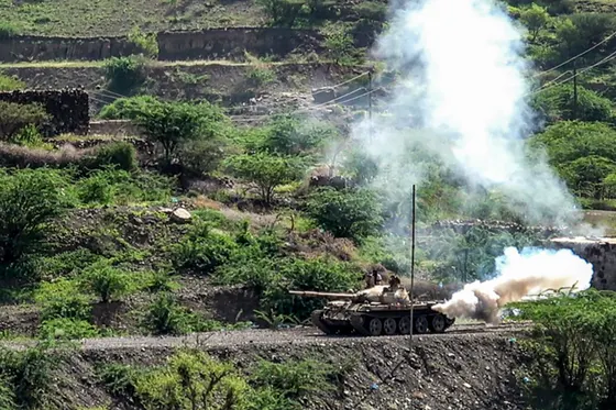 Les forces yéménites ciblent les Houthis et une base saoudienne tandis que les États-Unis excluent un rôle direct