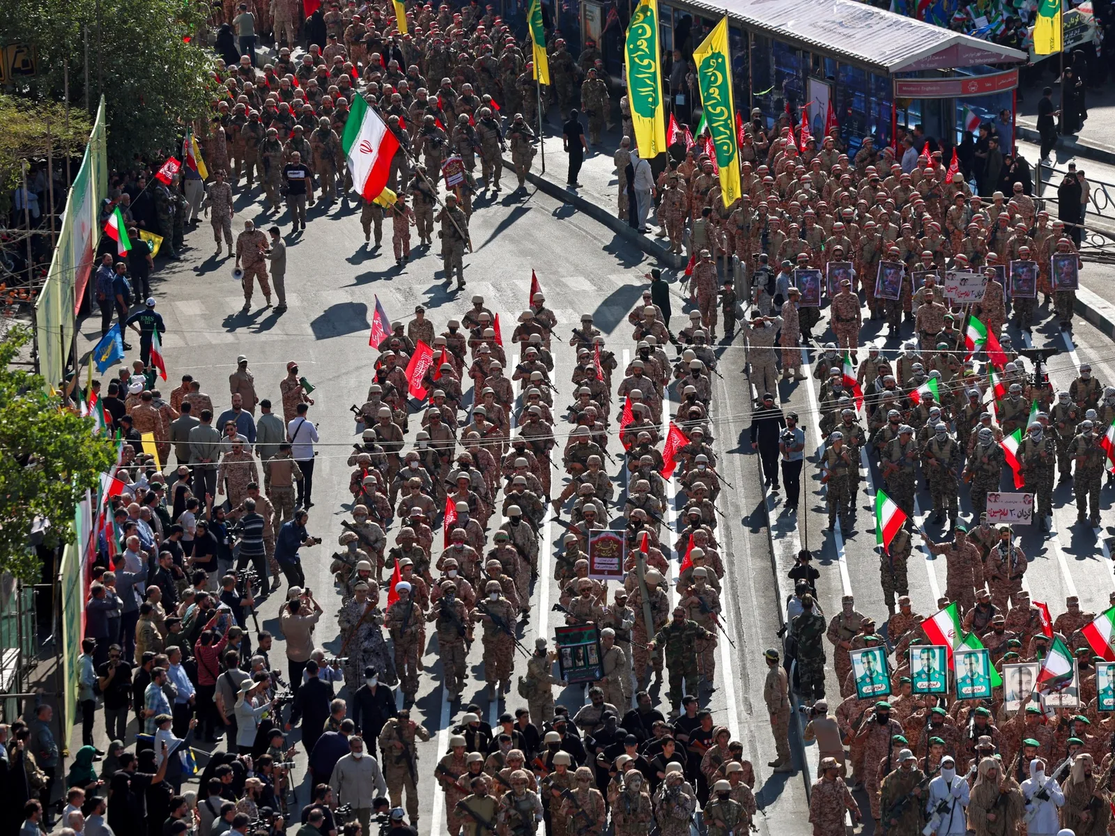 Les Iraniens se mobilisent dans leur plus grande démonstration de défi contre les États-Unis depuis le début de la guerre