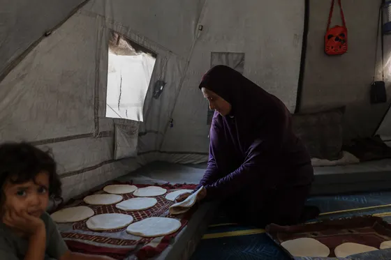 Les Palestiniens se tournent vers des fours communautaires pour cuire du pain à Gaza