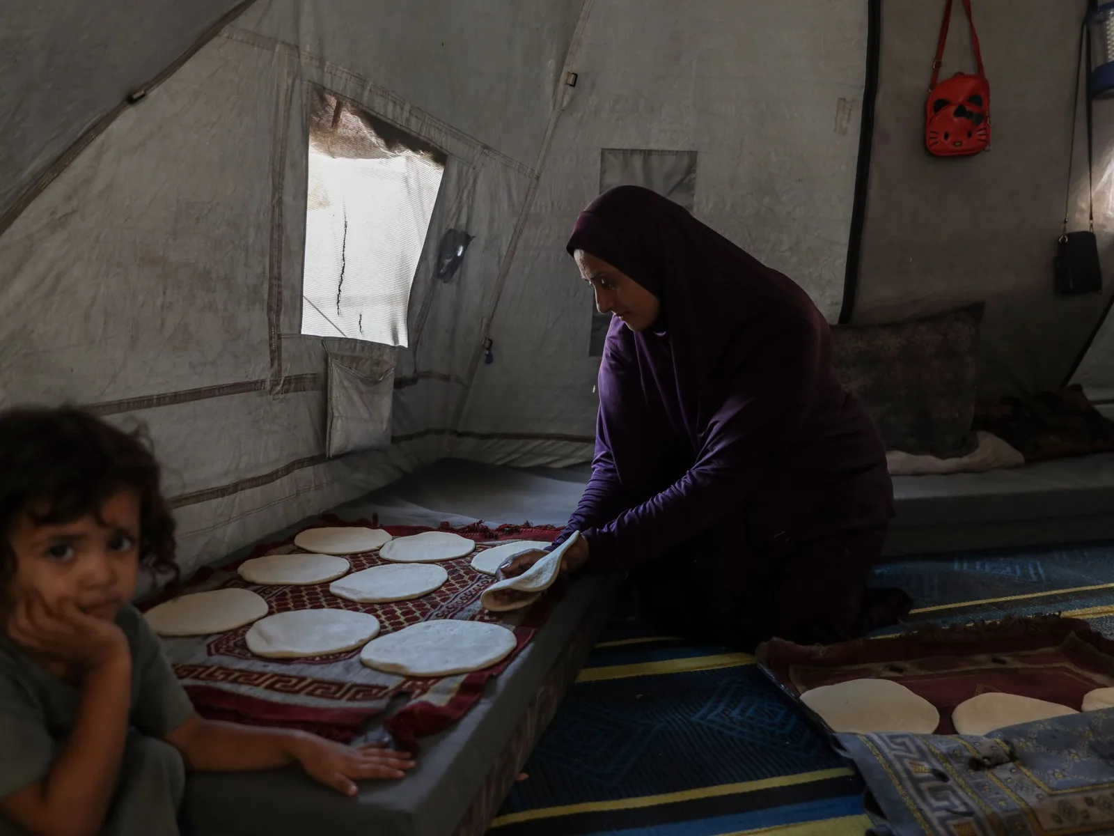 Les Palestiniens se tournent vers des fours communautaires pour cuire du pain à Gaza