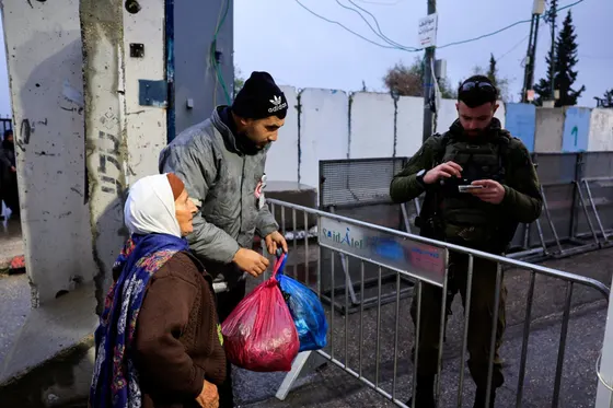 Les Palestiniens utilisent la radio pour naviguer dans l'occupation israélienne et les pogroms
