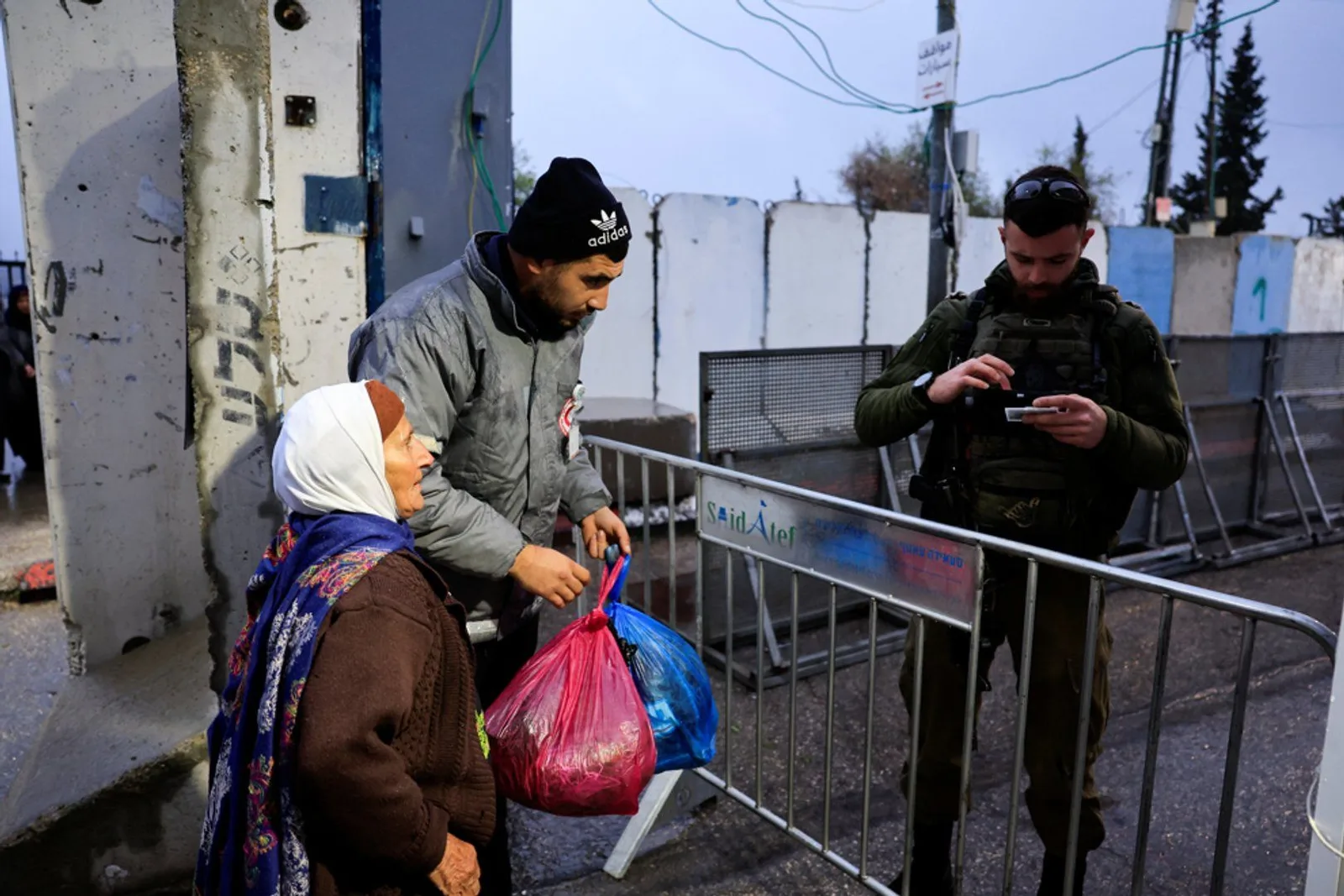 Les Palestiniens utilisent la radio pour naviguer dans l'occupation israélienne et les pogroms