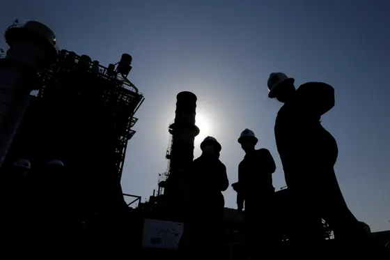 Les prix du pétrole bondissent après que les Houthis du Yémen revendiquent des attaques contre des installations saoudiennes