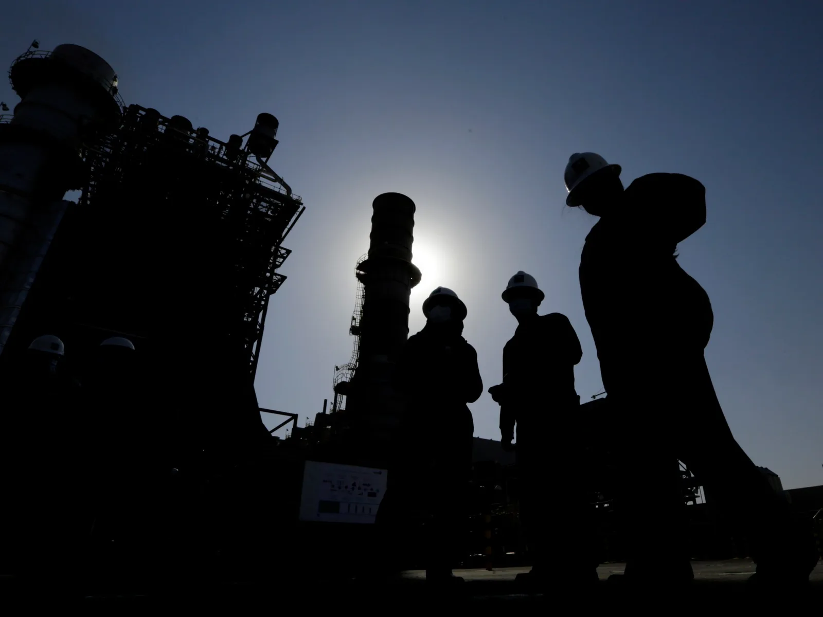 Les prix du pétrole bondissent après que les Houthis du Yémen revendiquent des attaques contre des installations saoudiennes