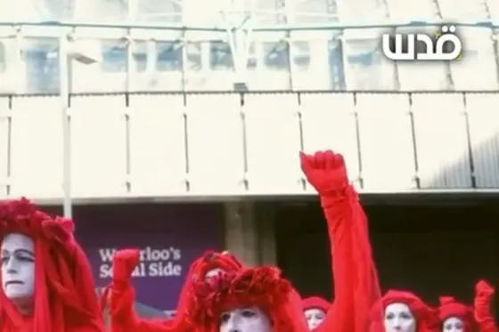 Les « Rebelles rouges » dans la rue contre le génocide, à Londres