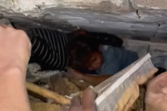 Les secouristes recherchent des survivants après l'effondrement d'un immeuble à Gaza