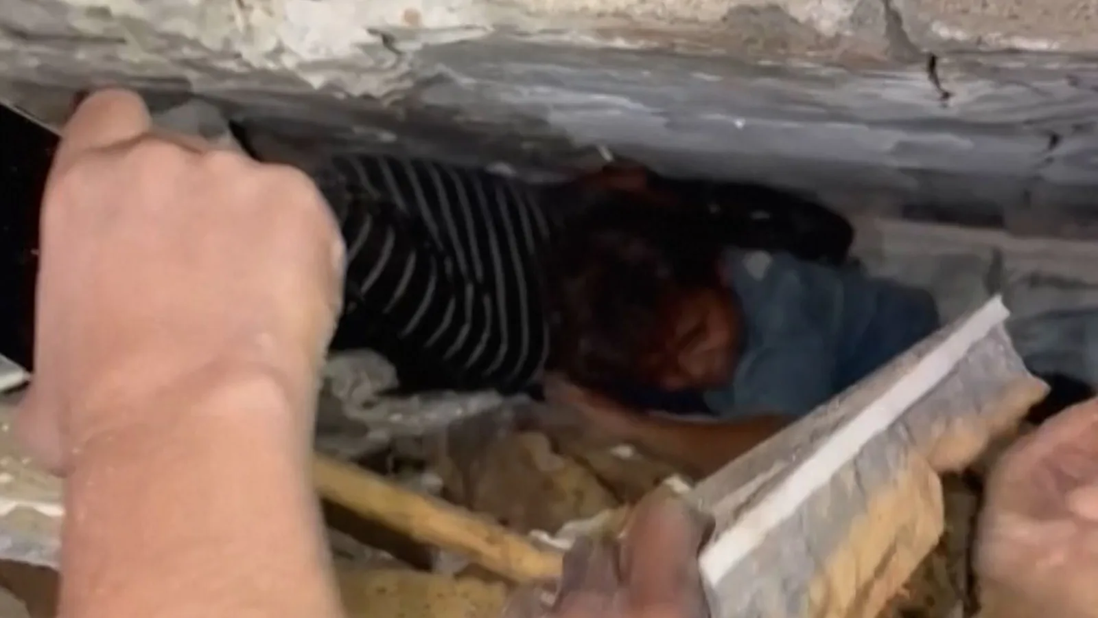 Les secouristes recherchent des survivants après l'effondrement d'un immeuble à Gaza