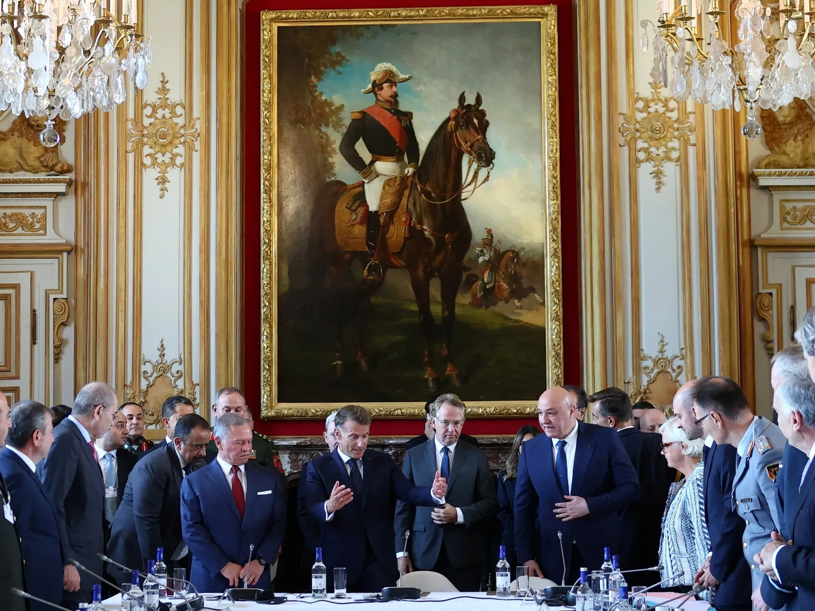 Macron et Aoun discutent des efforts pour soutenir l'armée libanaise et mettre fin aux attaques israéliennes