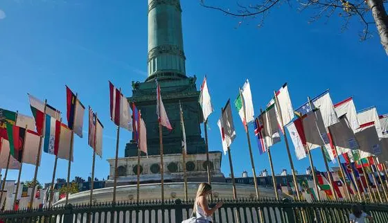 Paris Design Week : le retrait d’un drapeau israélien d’une installation artistique vandalisée fait polémique