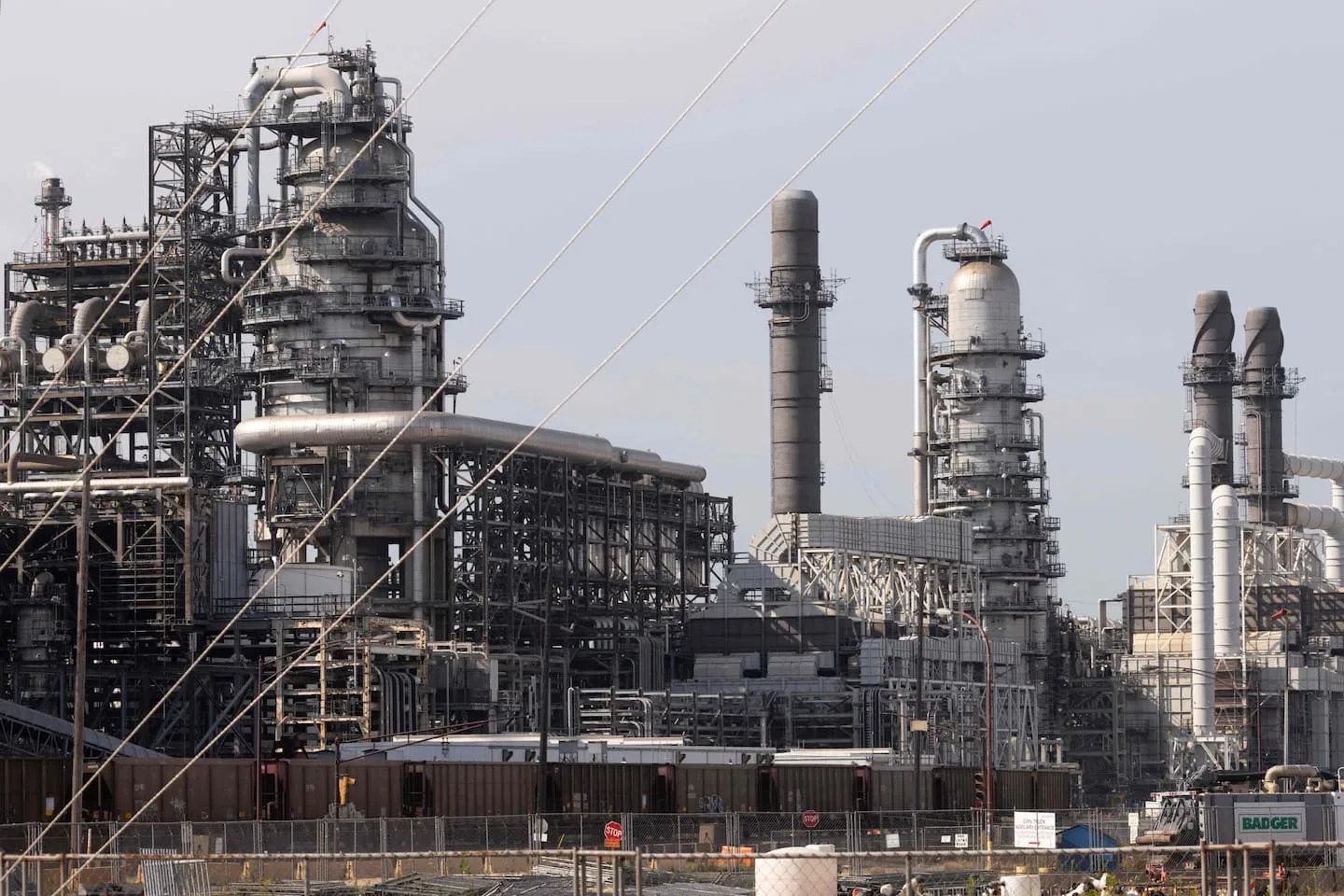 Pétrole: le baril de Brent dépasse les 100 dollars après de nouvelles frappes au Moyen-Orient