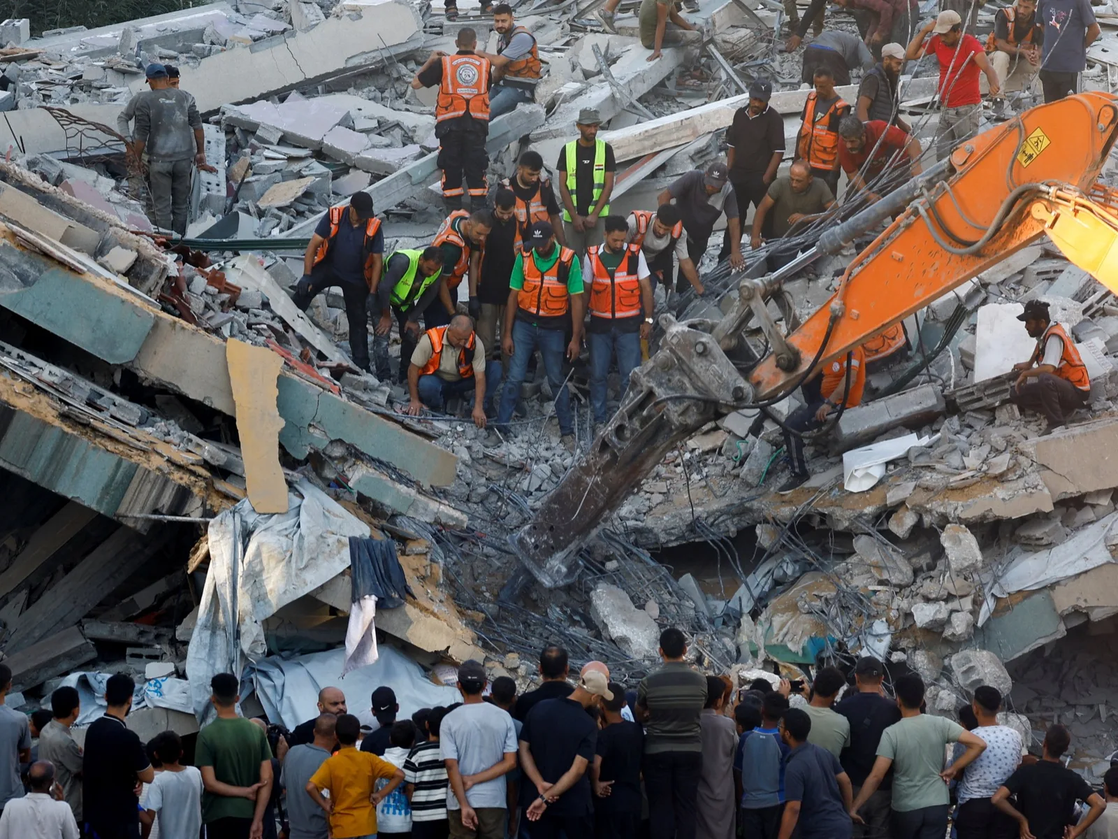 Photos : L'effondrement d'un immeuble à Gaza tue 20 personnes, dont des femmes et des enfants