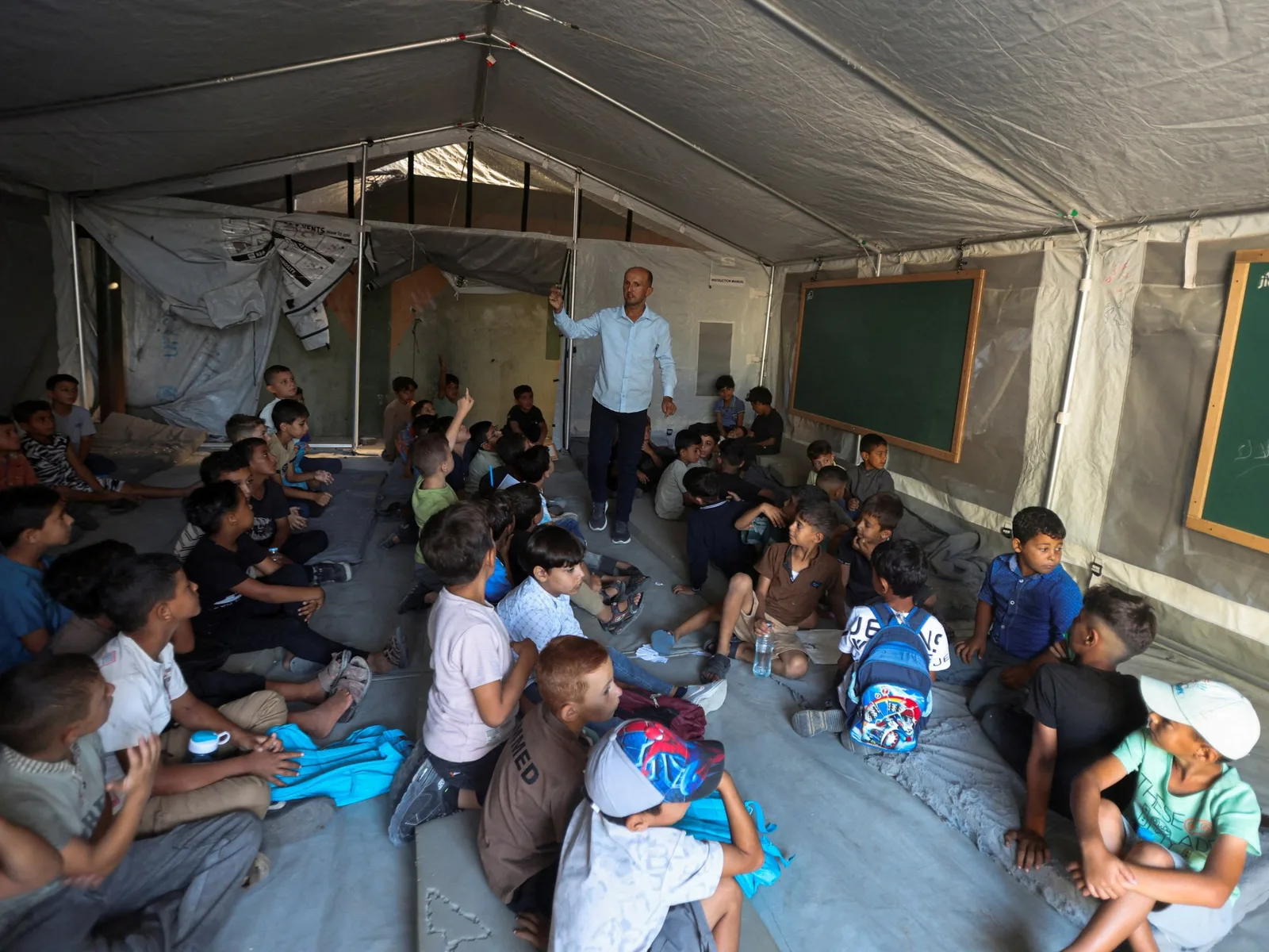 Photos : les enfants de Gaza retournent en classe dans des tentes et des ruines