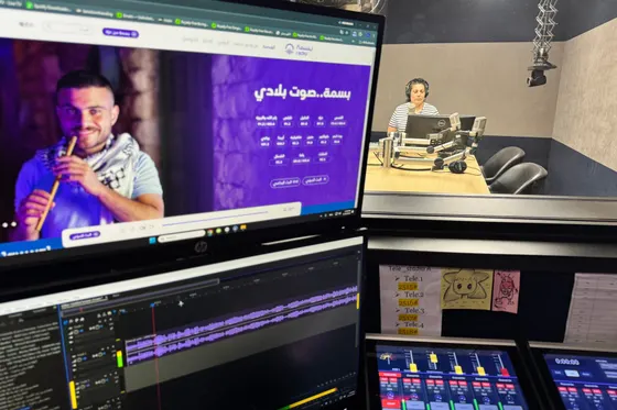 Pour les nouvelles de postes de contrôle et attaques de colons, les Palestiniens écoutent la radio