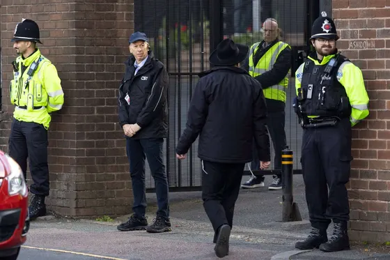 Royaume-Uni : Deux arrestations pour un projet d’attentat visant des Juifs à Manchester