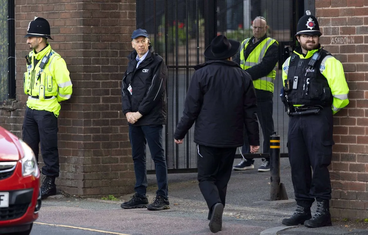 Royaume-Uni : Deux arrestations pour un projet d’attentat visant des Juifs à Manchester