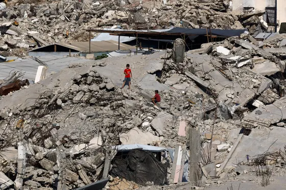 Un immeuble résidentiel s'effondre à Gaza, six familles auraient été piégées