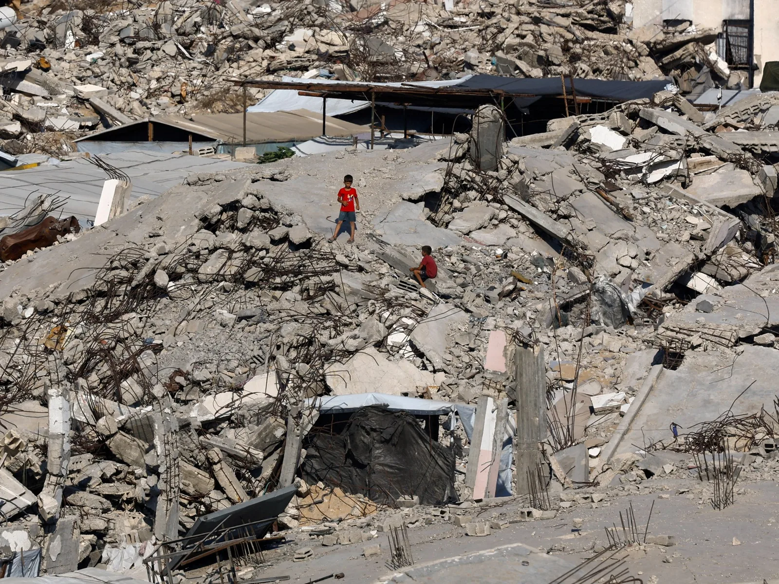 Un immeuble résidentiel s'effondre à Gaza, six familles auraient été piégées