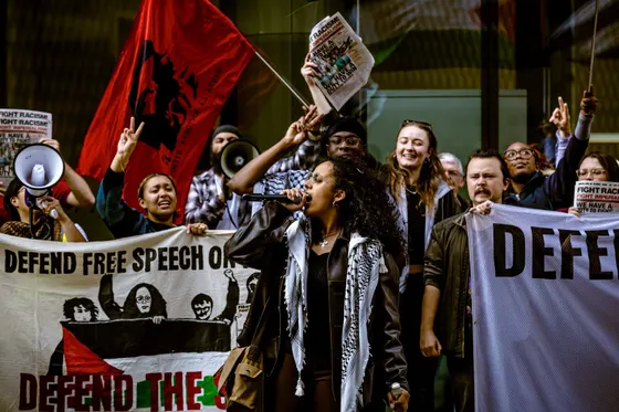 Un tribunal britannique innocente une femme d'avoir exprimé son soutien au Hamas dans un discours universitaire