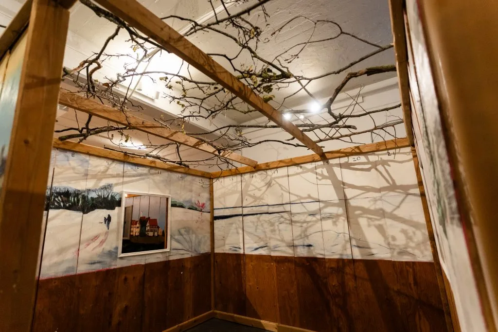 Une exposition d'art présentant des souccot peintes soulève des questions sur l'histoire, le foyer et le déplacement