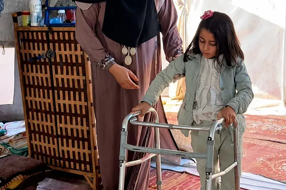 Une fillette handicapée par une frappe israélienne demande que des fauteuils roulants soient autorisés à entrer à Gaza