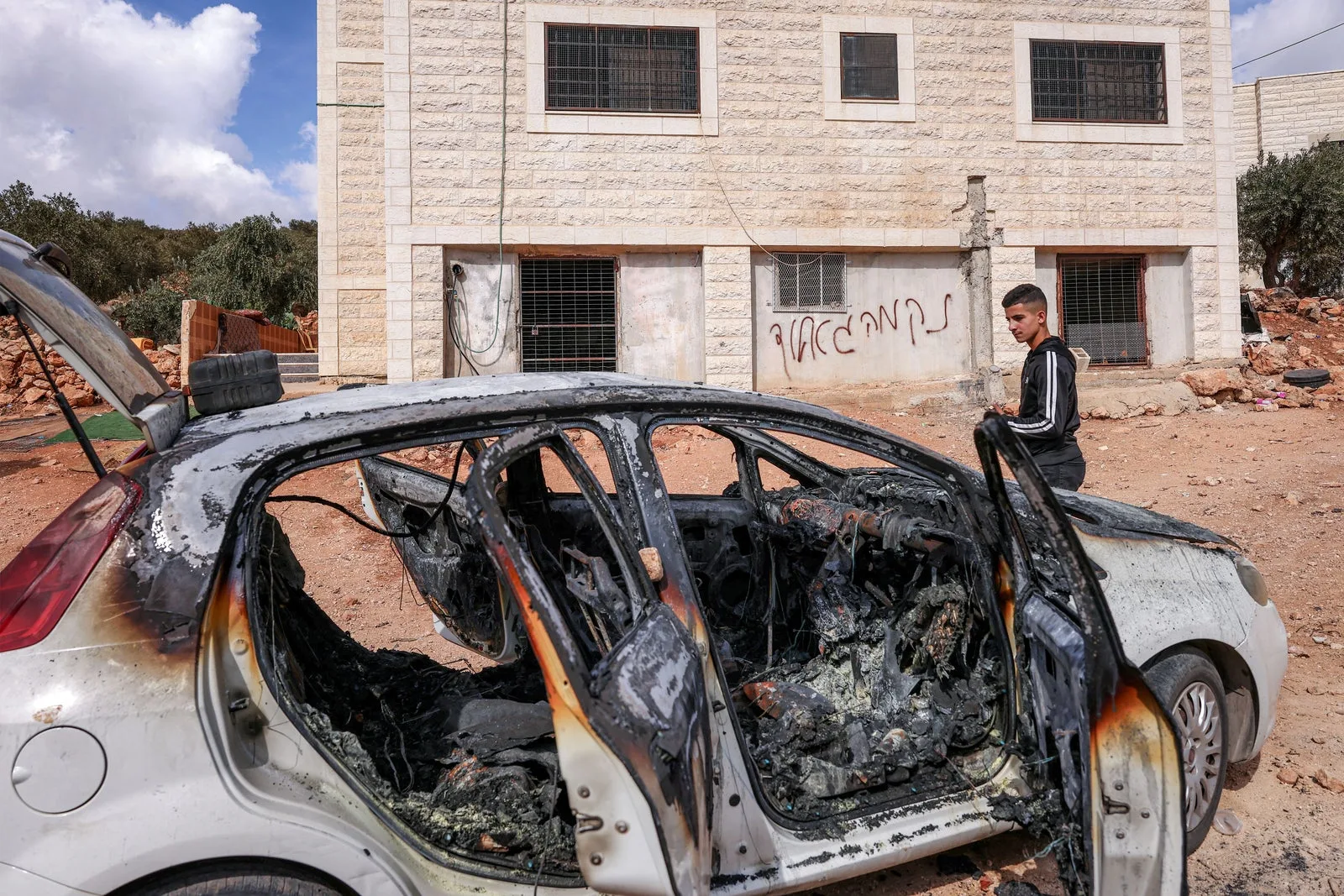 Une violente attaque de colons sur un village palestinien suscite de rares condamnations par Israël