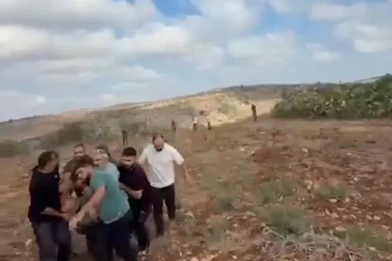 Vidéo de soldats blessant un Palestinien attaqué par des colons