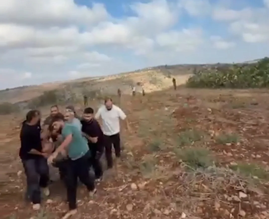 Vidéo de soldats blessant un Palestinien attaqué par des colons
