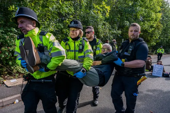 Angleterre : les travaillistes au pouvoir font des promesses mais arrêtent les journalistes qui couvrent les manifestations pour la Palestine