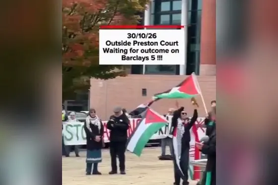 Angleterre : mobilisation pour les militants qui s’en sont pris à la banque Barclay’s