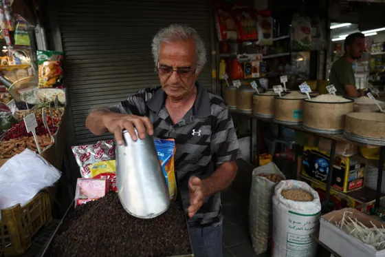 Blocus américain, sanctions, embargo émirati… Comment survit l’économie iranienne ?