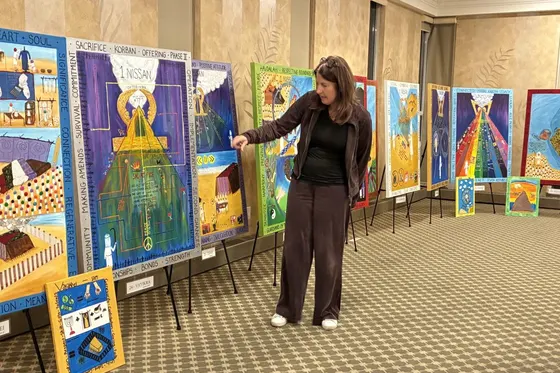 « C'est mon rouleau de Torah » : l'exposition itinérante de 54 parachas d'une artiste ouvre à Toronto