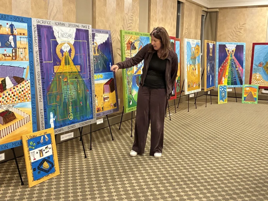 « C'est mon rouleau de Torah » : l'exposition itinérante de 54 parachas d'une artiste ouvre à Toronto