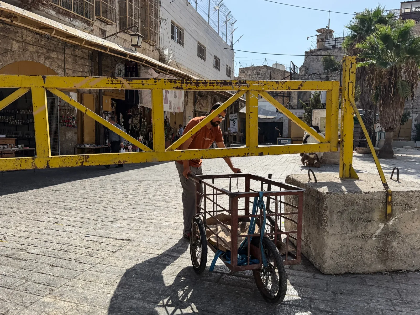 Créer une ville fantôme : des vies en suspens derrière les grilles et les points de contrôle israéliens