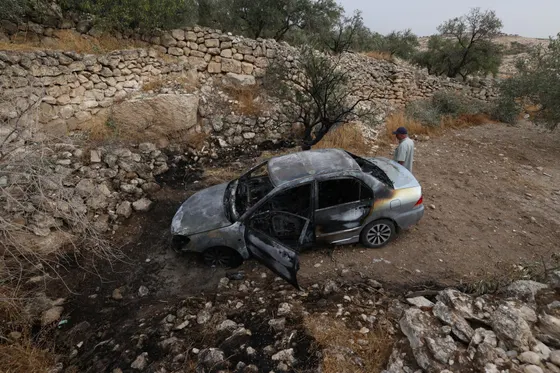 Des colons incendient une mosquée en Cisjordanie alors que les forces israéliennes mènent des raids dans des villages