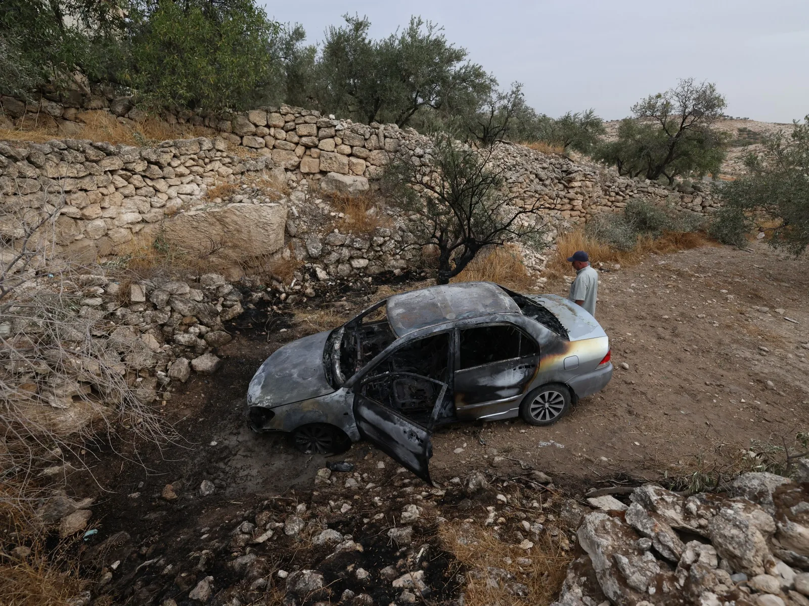 Des colons incendient une mosquée en Cisjordanie alors que les forces israéliennes mènent des raids dans des villages