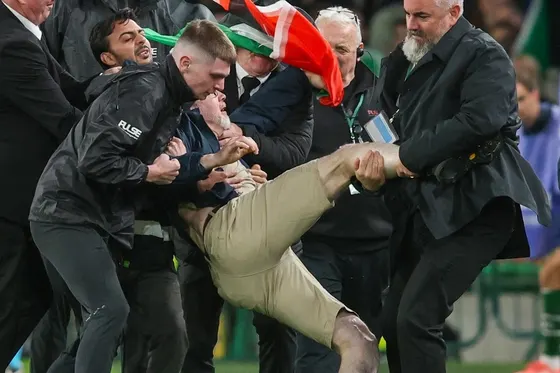 Des manifestants interrompent le match alors que les appels se multiplient pour que l'Irlande boycotte le deuxième match contre Israël