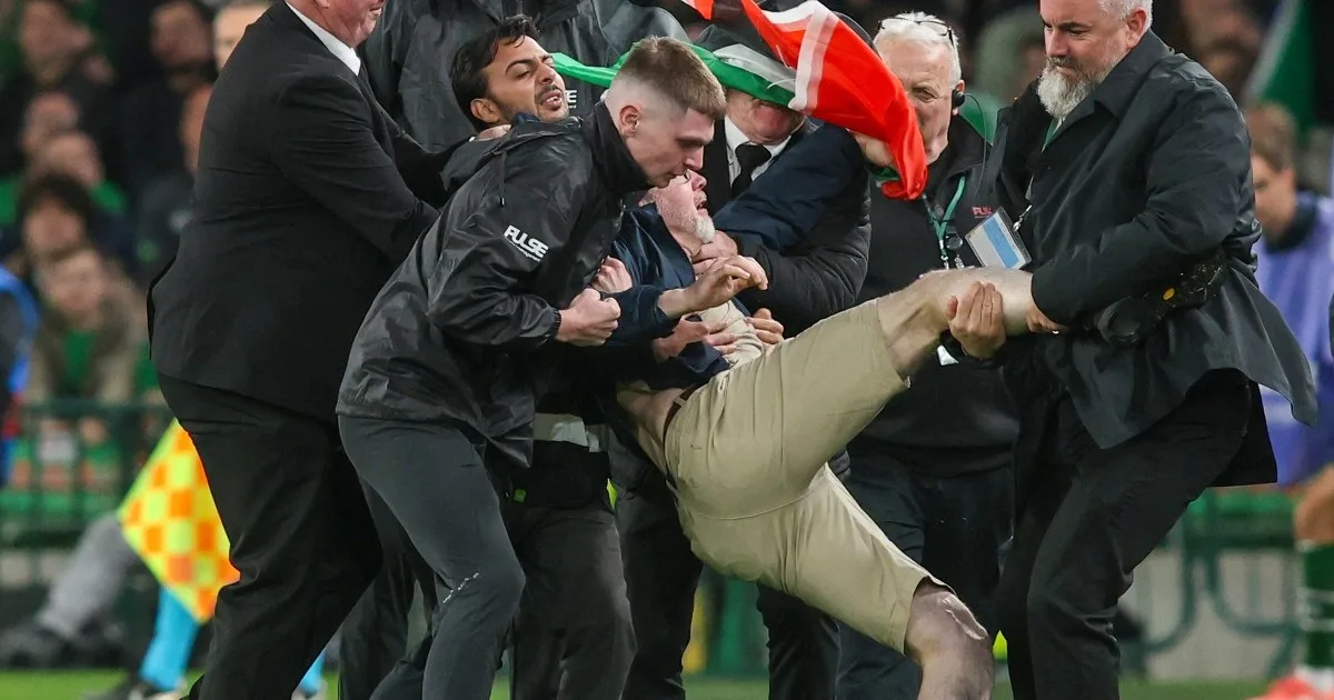 Des manifestants interrompent le match alors que les appels se multiplient pour que l'Irlande boycotte le deuxième match contre Israël