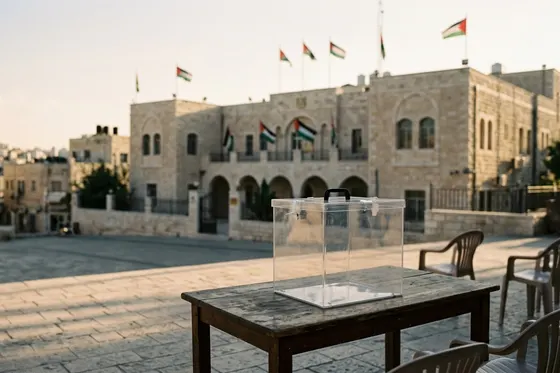 Élections palestiniennes : Abbas reporte le scrutin à 2027, Paris réclame un revirement