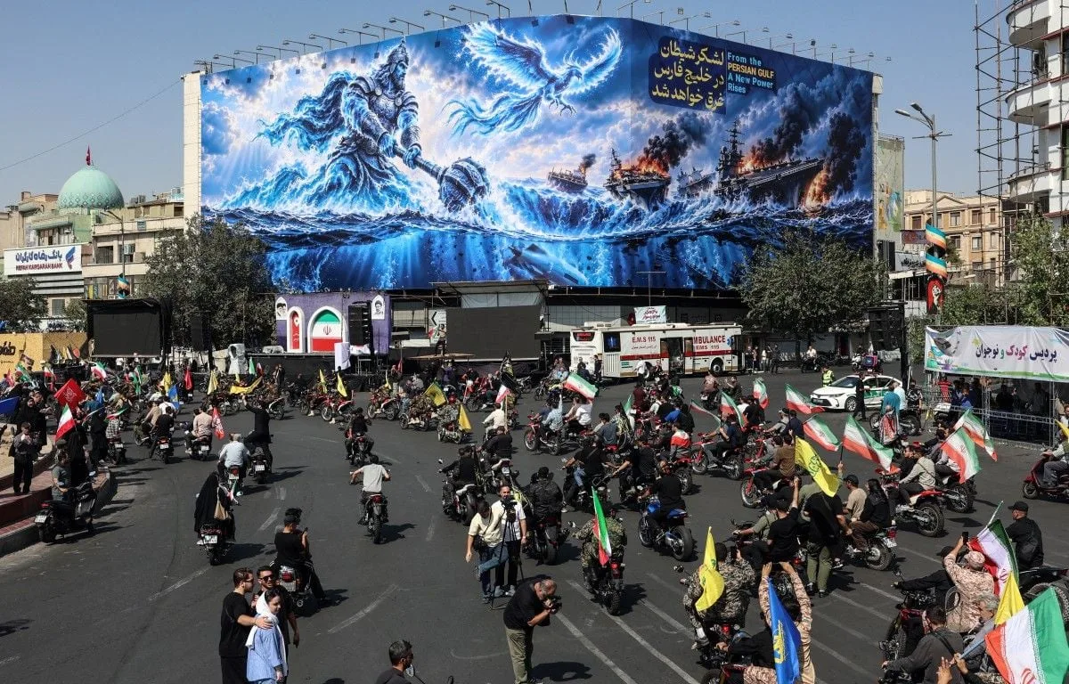 En images : A Téhéran, la guerre mise en scène sur des panneaux géants dans la rue