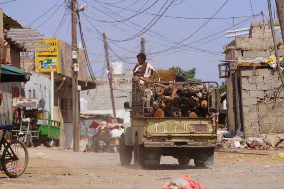 Explosion entendue à Aden au Yémen alors que les houthis revendiquent une attaque contre un camp militaire
