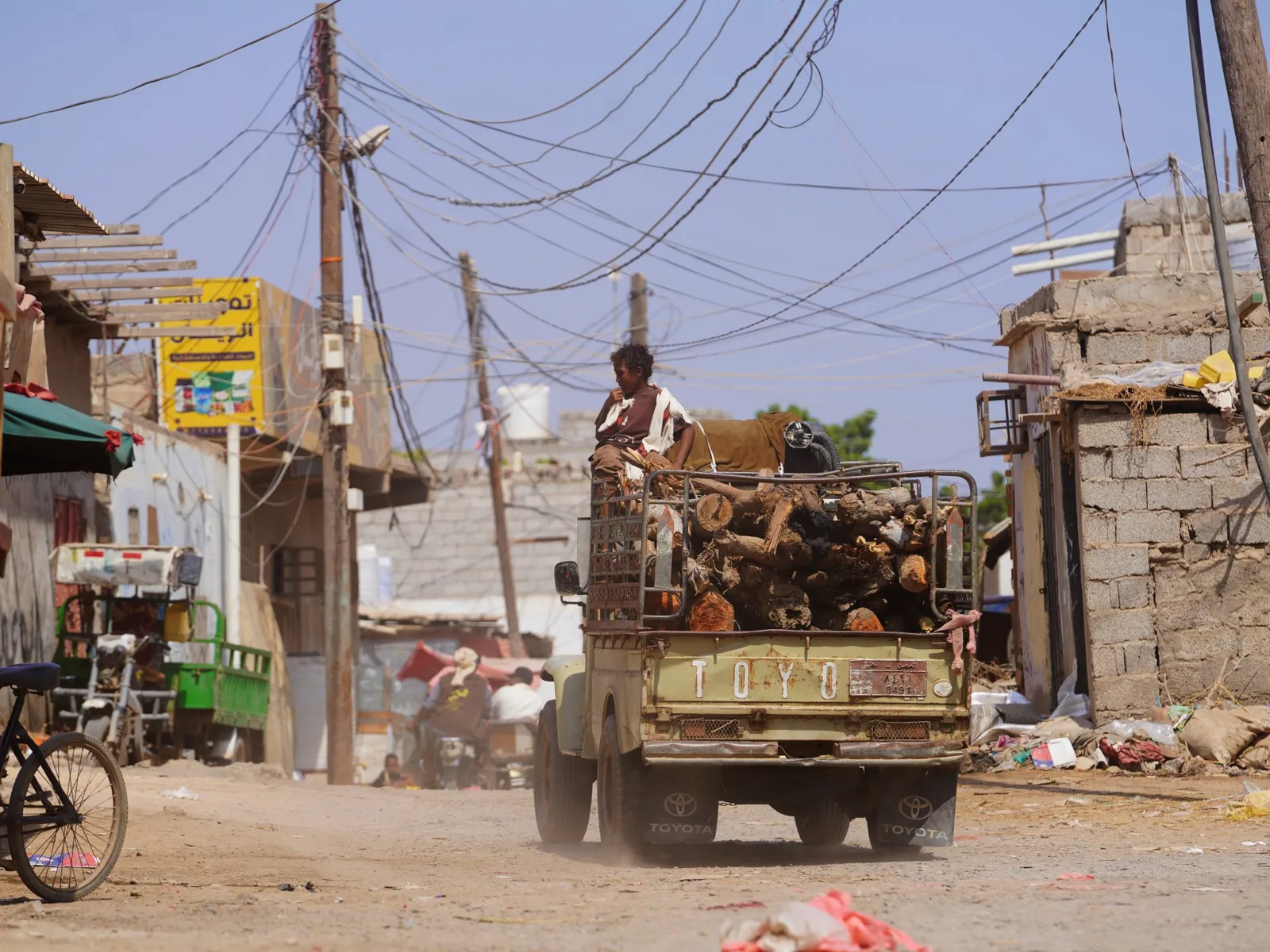 Explosion entendue à Aden au Yémen alors que les houthis revendiquent une attaque contre un camp militaire