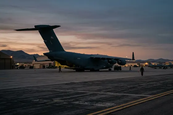 Face à l'Iran, Washington muscle son dispositif militaire et prépare des coupes au Pentagone