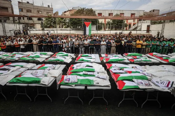 Funérailles pour 75 Palestiniens après la récupération de leurs dépouilles dans les ruines de Gaza