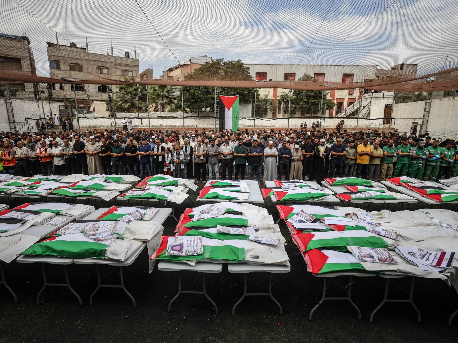 Funérailles pour 75 Palestiniens après la récupération de leurs dépouilles dans les ruines de Gaza