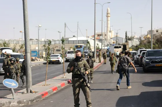 Israël lance des raids sur des villes et arrête des dizaines de Palestiniens en Cisjordanie occupée