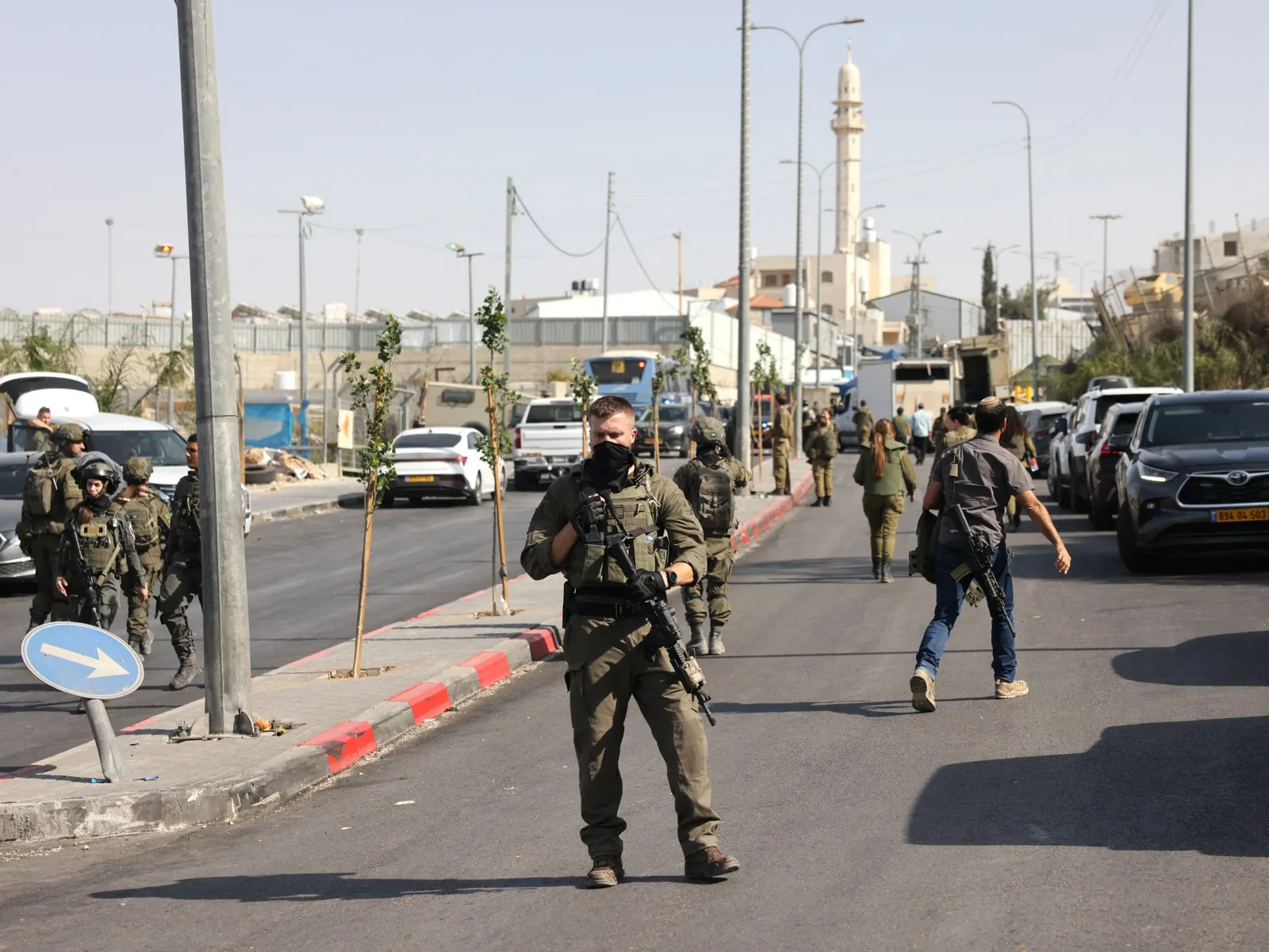 Israël lance des raids sur des villes et arrête des dizaines de Palestiniens en Cisjordanie occupée