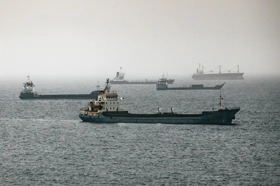 L'Iran affirme que sept navires ont été touchés dans le détroit d'Ormuz et met en garde les États-Unis contre une riposte plus large