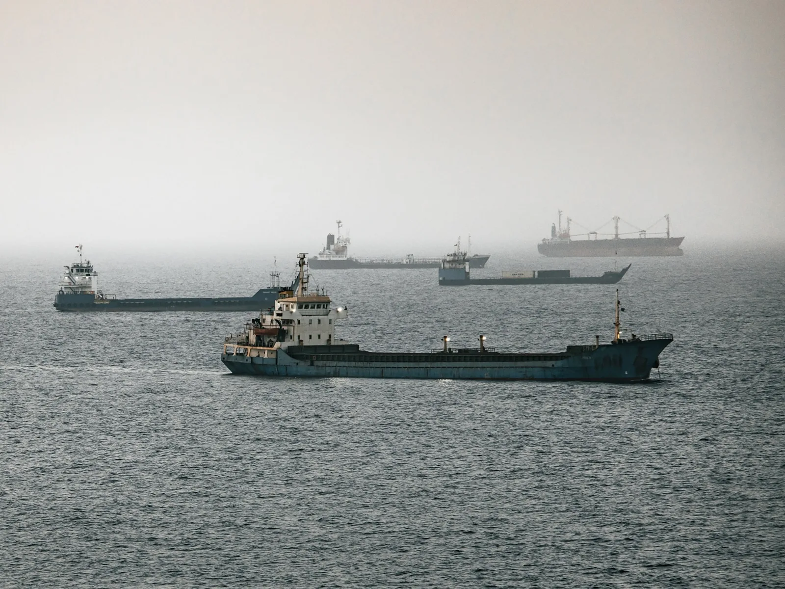 L'Iran affirme que sept navires ont été touchés dans le détroit d'Ormuz et met en garde les États-Unis contre une riposte plus large