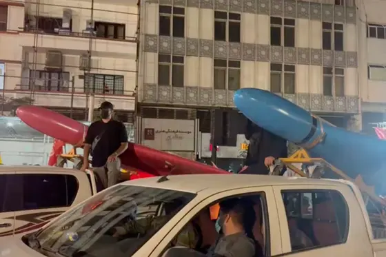 L'Iran fait défiler des drones Shahed dans la capitale